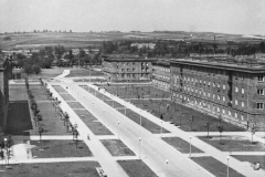 1 czerwca 1960
Widok od strony osiedli B-33 i C-33 (Słoneczne i Urocze) w kierunku północnym, tzw. oś śródmiejska (aleja Róż). W głębi, po prawej stronie widoczne domy mieszkalne na osiedlu B-2 Południe (Zielone), połowa lat 50. XXw.


fot. Henryk Makarewicz/idealcity.pl

Dofinansowano z Regionalnego Programu Operacyjnego Województwa Małopolskiego na lata 2014-2020

Dofinansowano ze środków Ministra Kultury i Dziedzictwa Narodowego