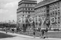 Skwer wypoczynkowy na alei Róż, widok na narożny budynek zmykający osiedle B-31 (Centrum B) przy alei Przyjaźni Polsko-Radzieckiej (obecnie aleja Przyjaźni), w tle miejsce przyszłego Parku Ratuszowego oraz zabudowanie osiedla B-33 (Słoneczne), II połowa lat 50. XXw.

fot. Henryk Makarewicz/idealcity.pl

Dofinansowano z Regionalnego Programu Operacyjnego Województwa Małopolskiego na lata 2014-2020

Dofinansowano ze środków Ministra Kultury i Dziedzictwa Narodowego