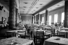 Wnętrze restauracji Gigant przy Placu Pocztowym, na osiedlu A-1 Północ (Willowe nr 28). 4 lipca 1951 roku otwarto Nowej Hucie pierwszy Dom Handlu wraz z zespołem lokali gastronomicznych Gigant. Wnętrze restauracji oraz meble, według szkiców Mariana Sigmunda, zaprojektował Marian Steczowicz. Największe wrażenie robiła monumentalna sala z kolumnami ozdobionymi ceramicznymi płytkami oraz efektowna sztukateria sufitu i ścian. Było to obszerne pomieszczenie, z dwoma rzędami szerokich kolumn połączonych z sufitem poziomą belką, które dzieliły go na trzy strefy. Po 1956 roku restauracja działała pod nazwą Lotos. Lata 50.

fot. Henryk Makarewicz/idealcity.pl

Dofinansowano z Regionalnego Programu Operacyjnego Województwa Małopolskiego na lata 2014-2020

Dofinansowano ze środków Ministra Kultury i Dziedzictwa Narodowego