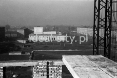 Widoczny budynek Teatru Ludowego i sąsiadująca z nią pustą działka, na której miał stanąc pierwszy nowo wybudowany kościół w Nowej Hucie.

fot. Henryk Makarewicz/idealcity.pl



Dofinansowano z Regionalnego Programu Operacyjnego Województwa Małopolskiego na lata 2014-2020

Dofinansowano ze środków Ministra Kultury i Dziedzictwa Narodowego