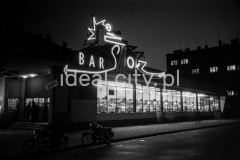 Bar mleczny Smok. Powstał na początku lat 60. w pobliżu placu dawnego krakowskiego dworca PKS. Najbardziej charakterystycznym elementem baru był duży neon (długości 15 m i wysokości 6m). Za jego projektanta uważano prof. ASP Adama Marczyńskiego. Kraków, lata 60.

fot. Henryk Makarewicz/idealcity.pl


Dofinansowano z Regionalnego Programu Operacyjnego Województwa Małopolskiego na lata 2014-2020

Dofinansowano ze środków Ministra Kultury i Dziedzictwa Narodowego