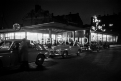 Bar mleczny Smok. Powstał na początku lat 60. w pobliżu placu dawnego krakowskiego dworca PKS. Najbardziej charakterystycznym elementem baru był duży neon (długości 15 m i wysokości 6m). Za jego projektanta uważano prof. ASP Adama Marczyńskiego. Kraków, lata 60.

fot. Henryk Makarewicz/idealcity.pl


Dofinansowano z Regionalnego Programu Operacyjnego Województwa Małopolskiego na lata 2014-2020

Dofinansowano ze środków Ministra Kultury i Dziedzictwa Narodowego