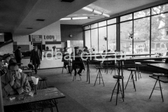 Bar mleczny Smok. Powstał na początku lat 60. w pobliżu placu dawnego krakowskiego dworca PKS. Najbardziej charakterystycznym elementem baru był duży neon (długości 15 m i wysokości 6m). Za jego projektanta uważano prof. ASP Adama Marczyńskiego. Kraków, lata 60.

fot. Henryk Makarewicz/idealcity.pl


Dofinansowano z Regionalnego Programu Operacyjnego Województwa Małopolskiego na lata 2014-2020

Dofinansowano ze środków Ministra Kultury i Dziedzictwa Narodowego