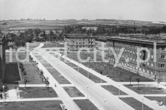 1 czerwca 1955
Widok od strony osiedli B-33 i C-33 (Słoneczne i Urocze) w kierunku północnym, tzw. oś śródmiejska (aleja Róż). W głębi, po prawej stronie widoczne domy mieszkalne na osiedlu B-2 Południe (Zielone), połowa lat 50. XXw.

fot. Henryk Makarewicz/idealcity.pl

Dofinansowano z Regionalnego Programu Operacyjnego Województwa Małopolskiego na lata 2014-2020

Dofinansowano ze środków Ministra Kultury i Dziedzictwa Narodowego