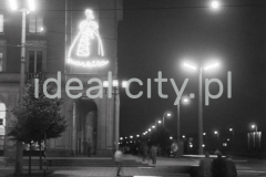 Wschodnia pierzeja Placu Centralnego, widok w kierunku ul. Igołomskiej i osiedla Centrum A (obecnie aleja Jana Pawła II). Widoczny neon reklamowy sklepu cukierniczego „Markiza”. Był to sklep z charakterystycznymi żyrandolami w kształcie odwróconych parasolek. Czas rozkwitu neonów w Nowej Hucie przypada na lata 60. i 70. XX wieku, choć pierwsze tego typu reklamy zaczęły pojawiać się już w latach 50. i 60.

fot. Henryk Makarewicz/idealcity.pl 

Dofinansowano z Regionalnego Programu Operacyjnego Województwa Małopolskiego na lata 2014-2020

Dofinansowano ze środków Ministra Kultury i Dziedzictwa Narodowego