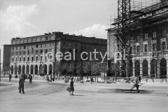 Plac Centralny, widok na budynek mieszkalny (z rusztowaniami) na osiedlu B-31 (Centrum B) oraz budynek mieszkalny na osiedlu C-31 (Centrum C), l.50.XX w.

fot. Henryk Makarewicz/idealcity.pl

Dofinansowano z Regionalnego Programu Operacyjnego Województwa Małopolskiego na lata 2014-2020

Dofinansowano ze środków Ministra Kultury i Dziedzictwa Narodowego