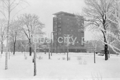 Dziesięciopiętrowy punktowiec (wybudowany po 1957 roku) z pawilonem handlowo-usługowy „Ciastkarnią Bambo” na osiedlu D-31 (Centrum D), tzw. helikopter zbudowany w okresie poodwilżowym na osiedlu D-31 (Centrum D) wg. proj. architektów Kazimierza Chodorowskiego i Stefana Golonki, za nim widoczne bloki na osiedlu Handlowym (D-3)pocz. l.60.XX w. 

fot. Henryk Makarewicz/idealcity.pl


Dofinansowano z Regionalnego Programu Operacyjnego Województwa Małopolskiego na lata 2014-2020

Dofinansowano ze środków Ministra Kultury i Dziedzictwa Narodowego