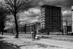 Widok od strony łąk nowohuckich w kierunku osiedla D-31 (Centrum), budowę sektora D: Centrum D, osiedla D-3 (Handlowe), realizowano je w latach 1957-1969, po prawej stronie widoczny dziesięciopiętrowy punktowiec tzw. helikopter zbudowany w okresie poodwilżowym (wybudowany po 1957 roku) wg. proj. architektów Kazimierza Chodorowskiego i Stefana Golonki, z jeszcze nie zbudowanym  pawilonem handlowo-usługowy „Ciastkarnią Bambo”, koniec l.50.XX w.

fot. Henryk Makarewicz/idealcity.pl

Dofinansowano z Regionalnego Programu Operacyjnego Województwa Małopolskiego na lata 2014-2020

Dofinansowano ze środków Ministra Kultury i Dziedzictwa Narodowego