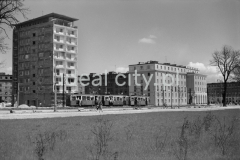 Widok od strony łąk nowohuckich w kierunku osiedla D-31 (Centrum D) – realizacja do 1957 roku i Placu Centralnego, budowę sektora D i kolejnych osiedli realizowano w latach 1957-1969, po lewej stronie widoczny dziesięciopiętrowy punktowiec tzw. helikopter zbudowany w okresie poodwilżowym (wybudowany po 1957 roku) wg. proj. architektów Kazimierza Chodorowskiego i Stefana Golonki, z jeszcze nie zbudowanym  pawilonem handlowo-usługowy „Ciastkarnią Bambo”, w tle po prawej budynek mieszkalny na osiedlu A-31 (Centrum A), l.50.XX w.

fot. Henryk Makarewicz/idealcity.pl

Dofinansowano z Regionalnego Programu Operacyjnego Województwa Małopolskiego na lata 2014-2020

Dofinansowano ze środków Ministra Kultury i Dziedzictwa Narodowego