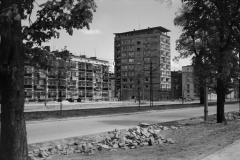 Widok od strony łąk nowohuckich w kierunku osiedla D-31 (Centrum D) – realizacja do 1957 roku i Placu Centralnego, budowę sektora D i kolejnych osiedli realizowano w latach 1957-1969, po prawej widoczny dziesięciopiętrowy punktowiec tzw. helikopter zbudowany w okresie poodwilżowym (wybudowany po 1957 roku) wg. proj. architektów Kazimierza Chodorowskiego i Stefana Golonki, z jeszcze nie zbudowanym  pawilonem handlowo-usługowy „Ciastkarnią Bambo”,  l.50.XX w.

fot. Henryk Makarewicz/idealcity.pl

Dofinansowano z Regionalnego Programu Operacyjnego Województwa Małopolskiego na lata 2014-2020

Dofinansowano ze środków Ministra Kultury i Dziedzictwa Narodowego
